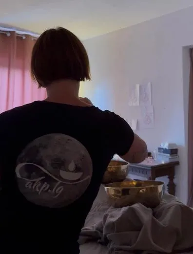 Lisa bei einer Aroma Klanganwendung mit ihrem Akp.Lg Logo am T-Shirt