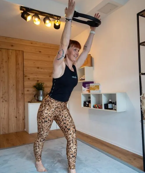 Pilates-Übung im Stehen