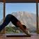 Lisa bei einer Pilates-Übung, Dreieck, auf der Matte im Bewegungsraum, Hotel Hechl, als Hintergrund der beeindruckende Grimming. 