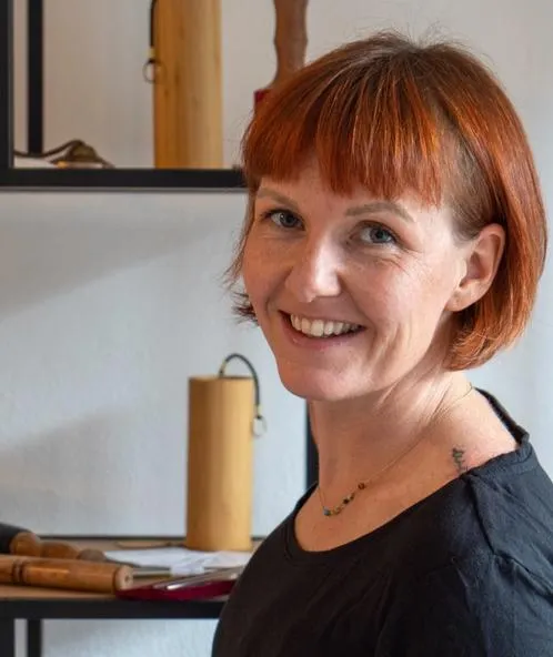 Porträt von Lisa Göschl vor einem Regal mit Klangspielen