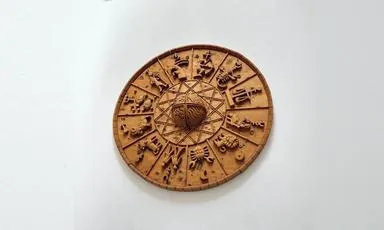 Geschnitztes Holzrelief mit den zwölf Tierkreiszeichen