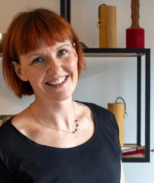 Portrait von Lisa Göschl in ihrer Praxis